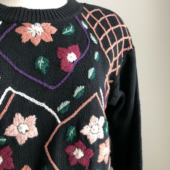 🌸 Vintage Sweater with Floral and Geometric Design Pattern - Picture 2 of 5